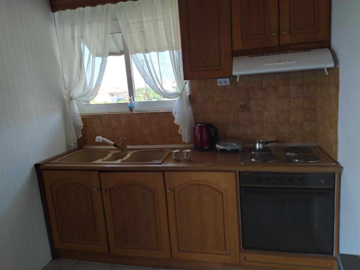 Number One Apartment Asprokklisi Екстериор снимка